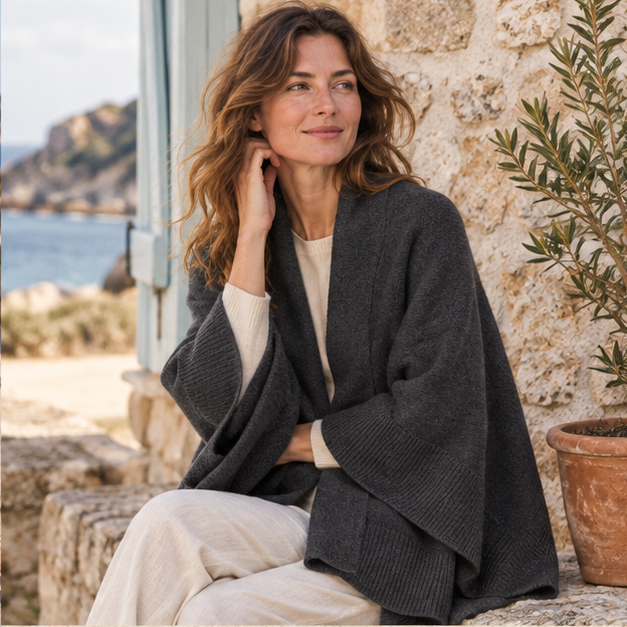 Poncho Cardigan – Noir / Adulte, dans un intérieur côtier lumineux