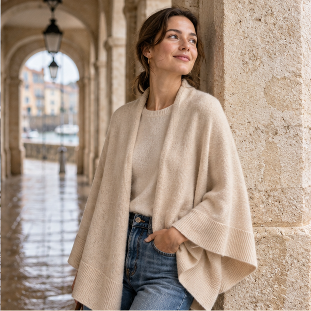 Poncho Cardigan – Beige / Adulte, dans un intérieur côtier lumineux