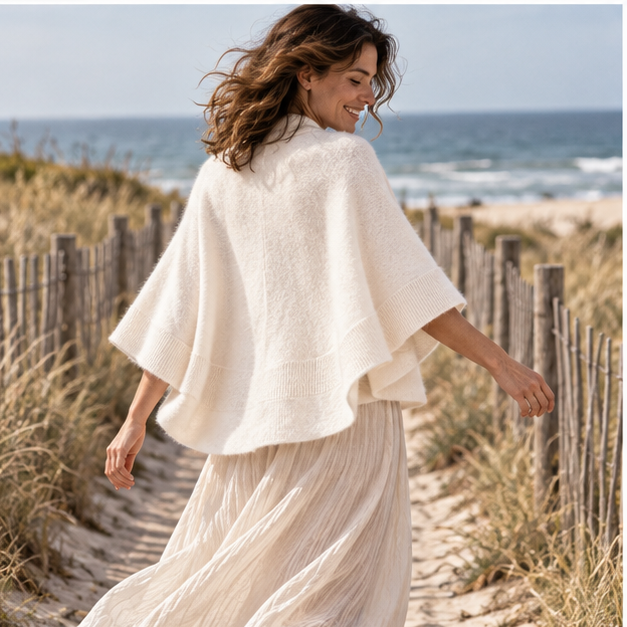 Poncho Cardigan – Blanc / Adulte, porté en mouvement au bord de l’océan