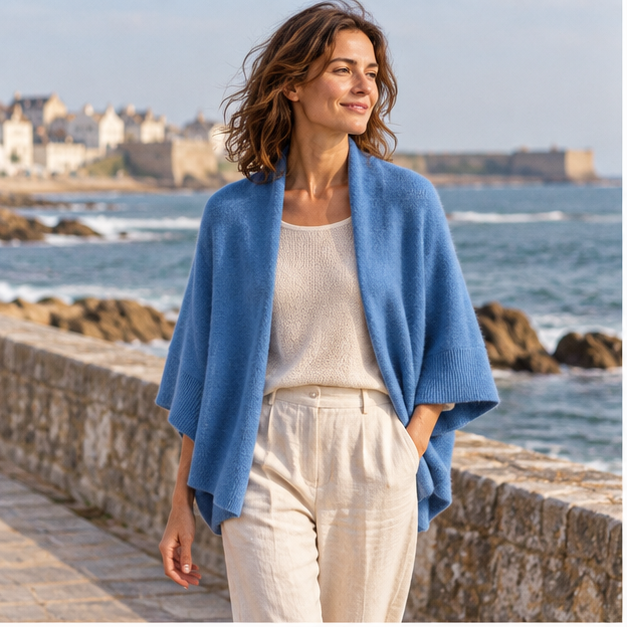 Poncho Cardigan – Bleu / Adulte, en situation sur la côte Atlantique