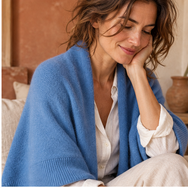 Poncho Cardigan – Bleu / Adulte, dans un intérieur côtier lumineux