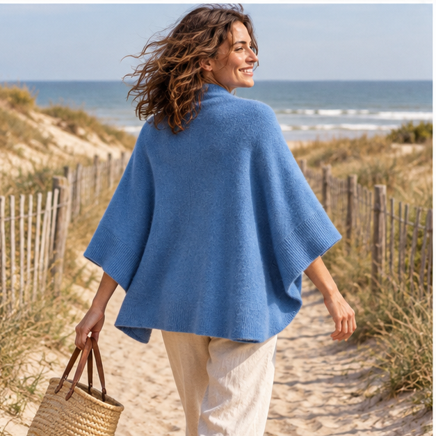 Poncho Cardigan – Bleu / Adulte, porté en mouvement au bord de l’océan