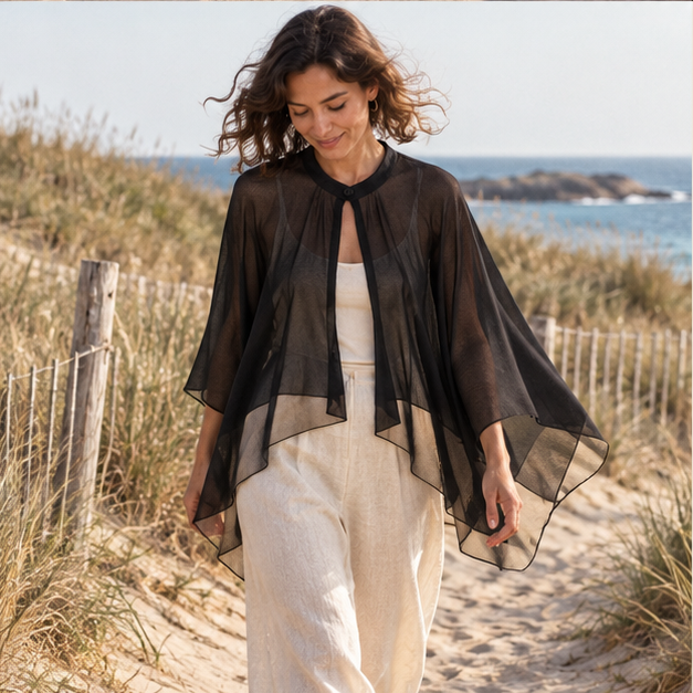 Poncho Cardigan Léger Noir – Noir / Adulte, porté en mouvement au bord de l’océan