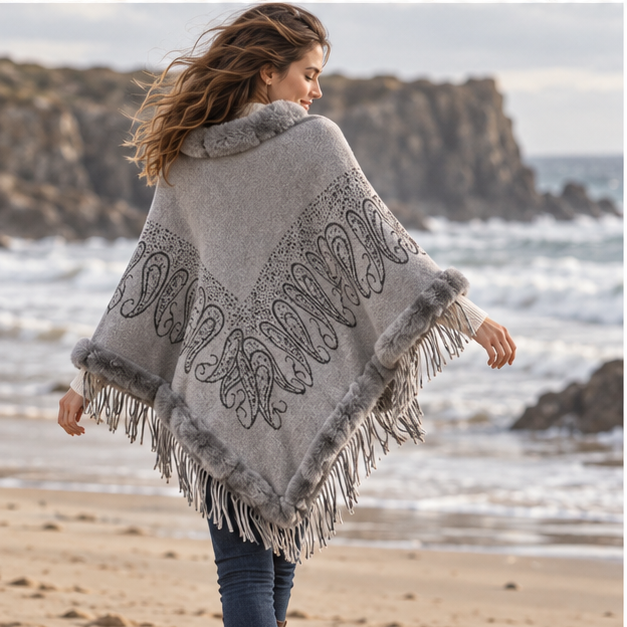 Poncho Chaud Franges – Gris / Adulte, porté en mouvement au bord de l’océan