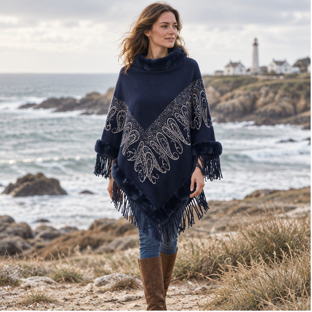 Poncho Chaud Franges – Bleu Marine / Adulte, en situation sur la côte Atlantique