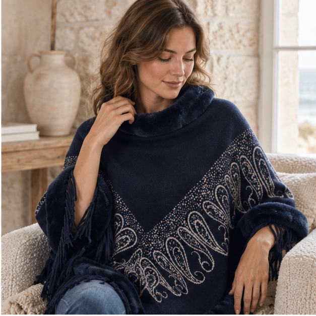 Poncho Chaud Franges – Bleu Marine / Adulte, dans un intérieur côtier lumineux