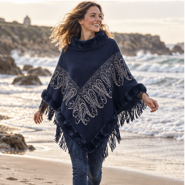 Poncho Chaud Franges – Bleu Marine / Adulte, porté en mouvement au bord de l’océan