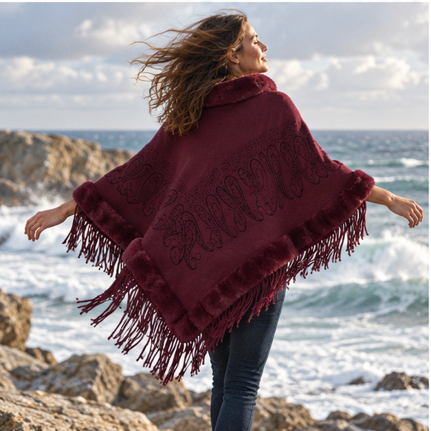 Poncho Chaud Franges – Bordeaux / Adulte, porté en mouvement au bord de l’océan