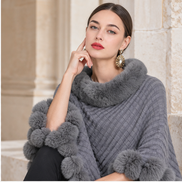 Poncho Col Fourrure – Gris / Adulte, dans un intérieur côtier lumineux