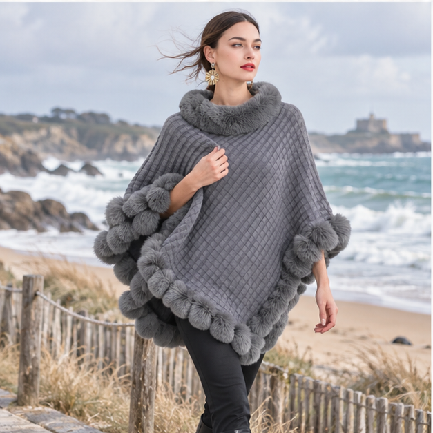 Poncho Col Fourrure – Gris / Adulte, porté en mouvement au bord de l’océan