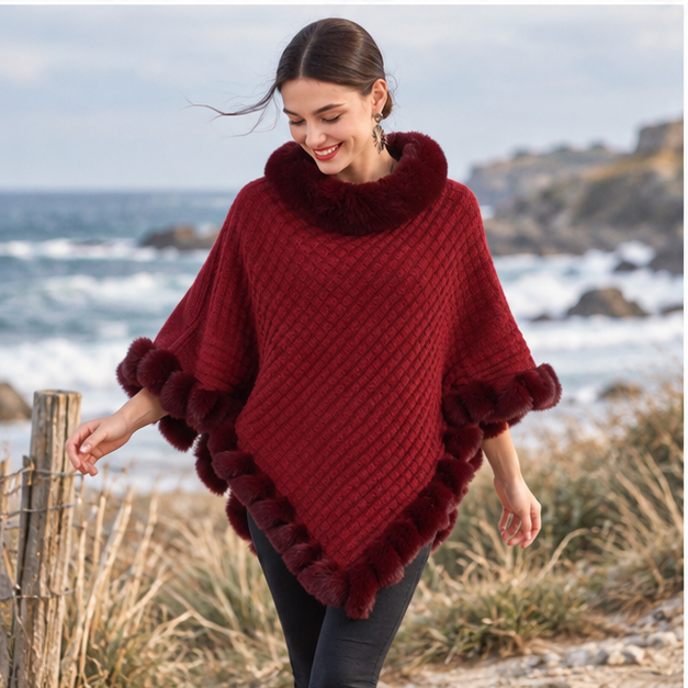 Poncho Col Fourrure – Bordeaux / Adulte, porté en mouvement au bord de l’océan