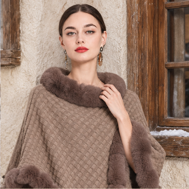 Poncho Col Fourrure – Marron / Adulte, dans un intérieur côtier lumineux