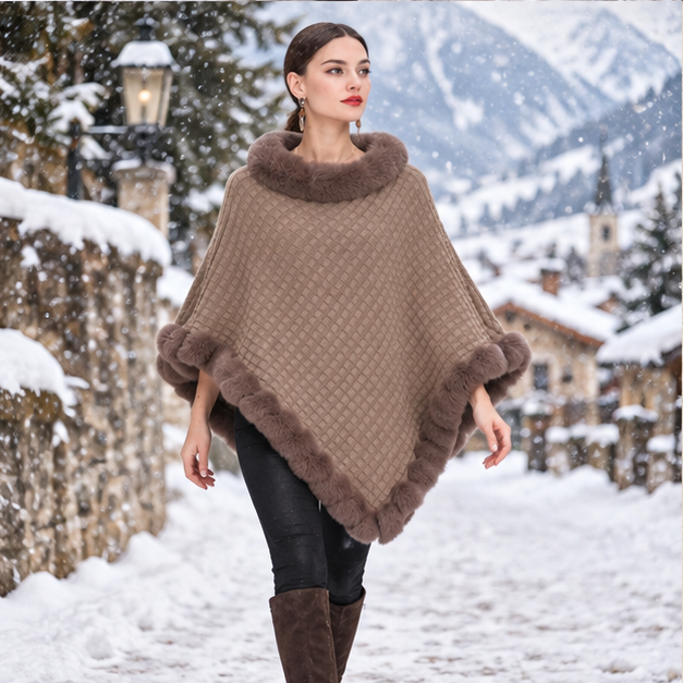 Poncho Col Fourrure – Marron / Adulte, porté en mouvement au bord de l’océan