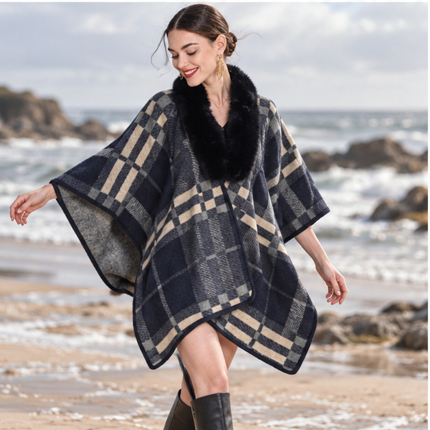 Poncho Col Fourrure à Carreaux – Bleu Marine / Adulte, porté en mouvement au bord de l’océan