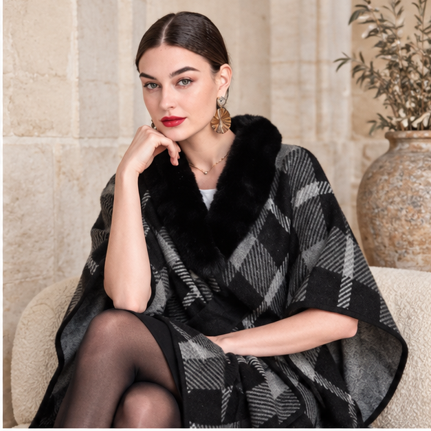 Poncho Col Fourrure à Carreaux – Noir / Adulte, dans un intérieur côtier lumineux