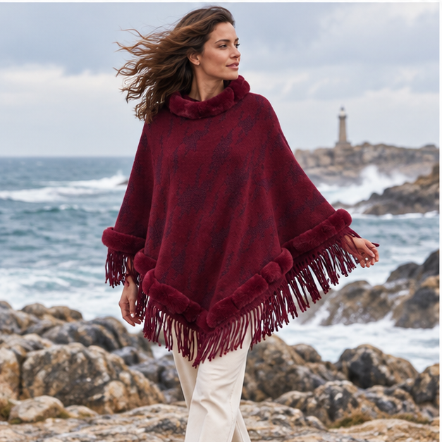 Poncho Col Fourrure Femme – Bordeaux / Adulte, porté en mouvement au bord de l’océan