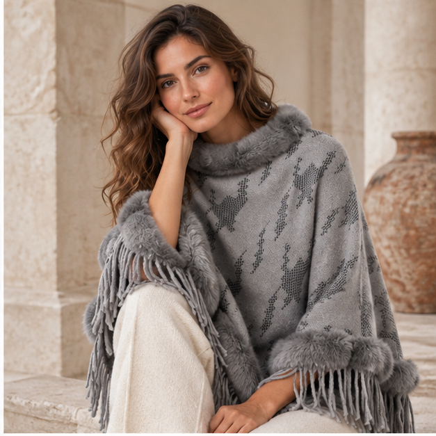 Poncho Col Fourrure Femme – Gris / Adulte, dans un intérieur côtier lumineux