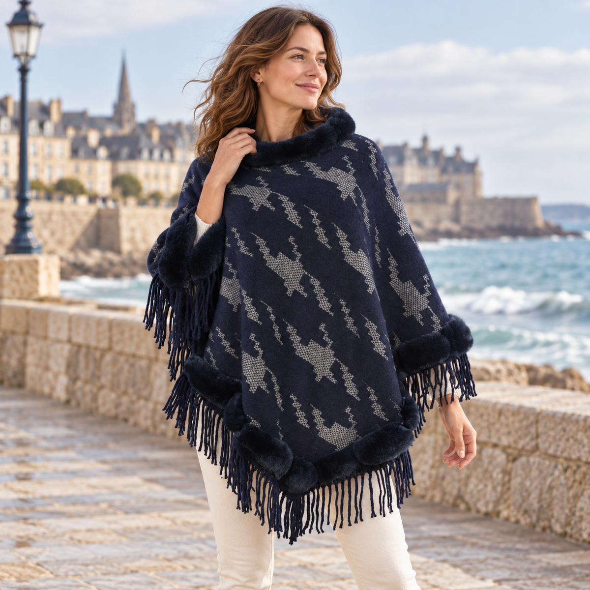 Poncho Col Fourrure Femme – Bleu Marine / Adulte, visuel principal lifestyle