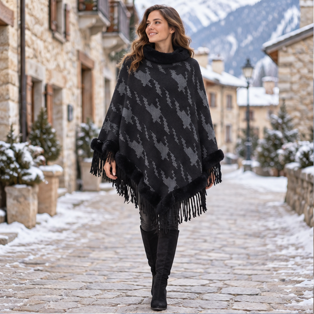 Poncho Col Fourrure Femme – Noir / Adulte, en situation sur la côte Atlantique