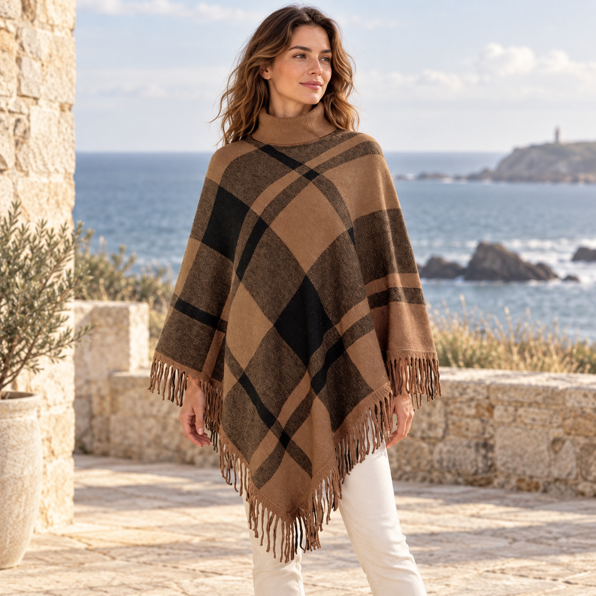 Poncho Col Roulé à Franges – Marron / Adulte, visuel principal lifestyle