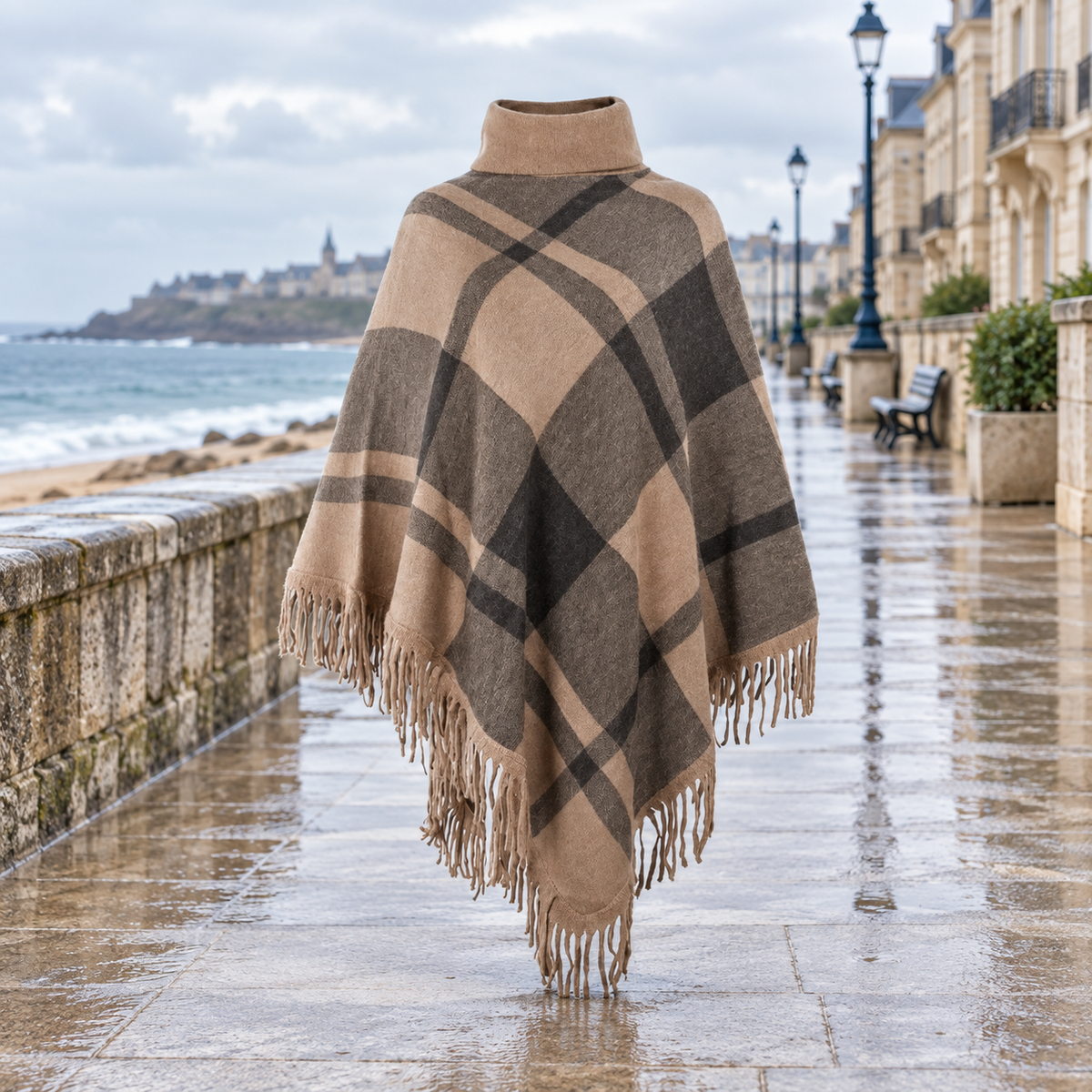 Poncho Col Roulé à Franges – Camel / Adulte, visuel principal lifestyle