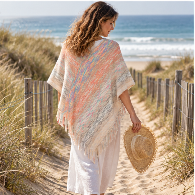 Poncho Col V – Orange / Adulte, porté en mouvement au bord de l’océan