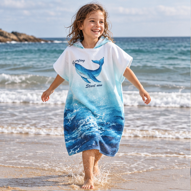 Poncho De Bain Baleine – Bleu / Adulte, en situation sur la côte Atlantique