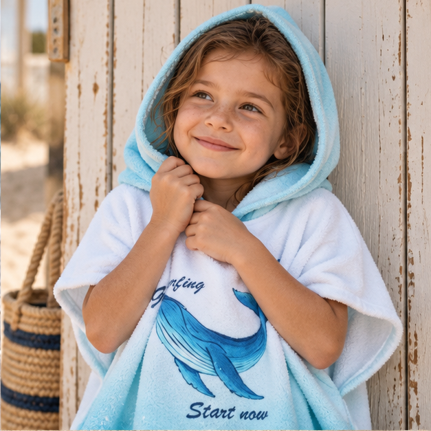 Poncho De Bain Baleine – Bleu / Adulte, dans un intérieur côtier lumineux