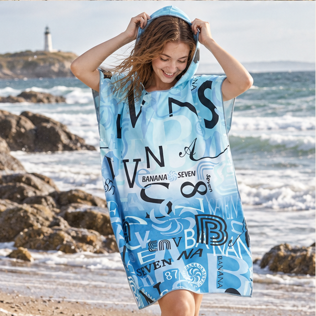 Poncho De Bain Bleu – Bleu / Adulte, porté en mouvement au bord de l’océan