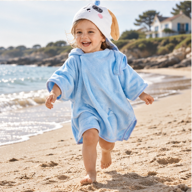 Poncho De Bain Chien Bleu – Bleu / Bébé, porté en mouvement au bord de l’océan