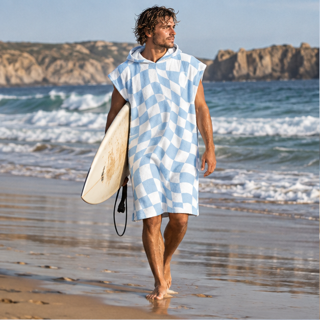 Poncho De Bain Damier Bleu – Blanc / Adulte, en situation sur la côte Atlantique