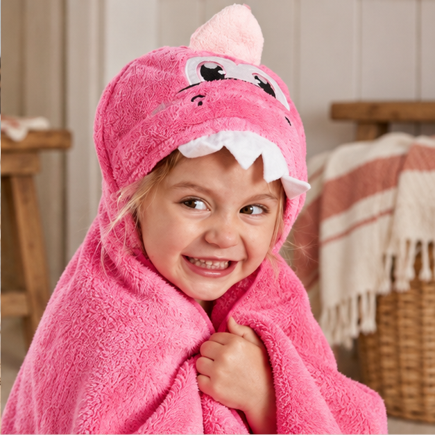 Poncho De Bain Dinosaure Rose – Rose / Bébé, dans un intérieur côtier lumineux