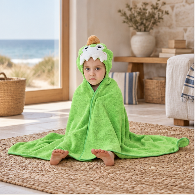 Poncho De Bain Dinosaure Vert – Vert / Bébé, en situation sur la côte Atlantique