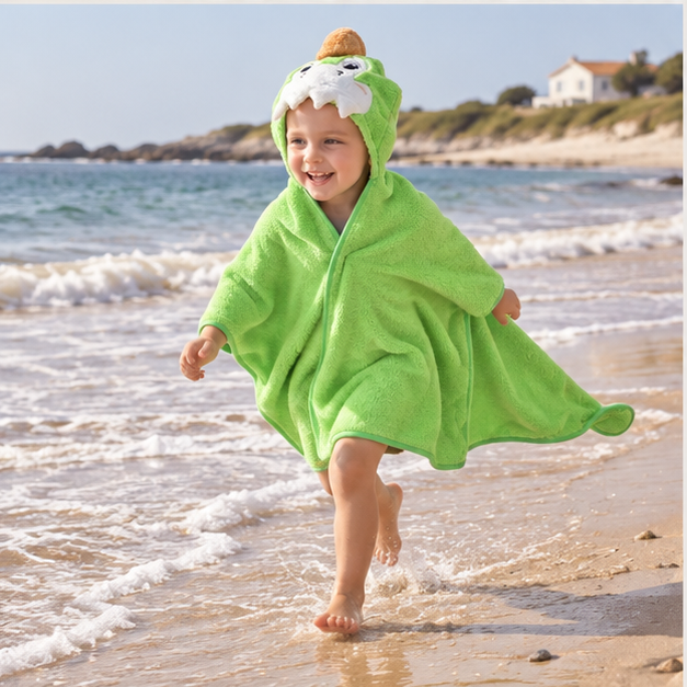Poncho De Bain Dinosaure Vert – Vert / Bébé, porté en mouvement au bord de l’océan