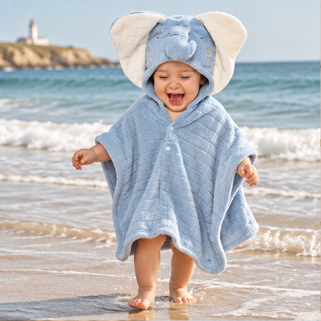 Poncho De Bain Éléphant Bébé – Bleu / Enfant, en situation sur la côte Atlantique