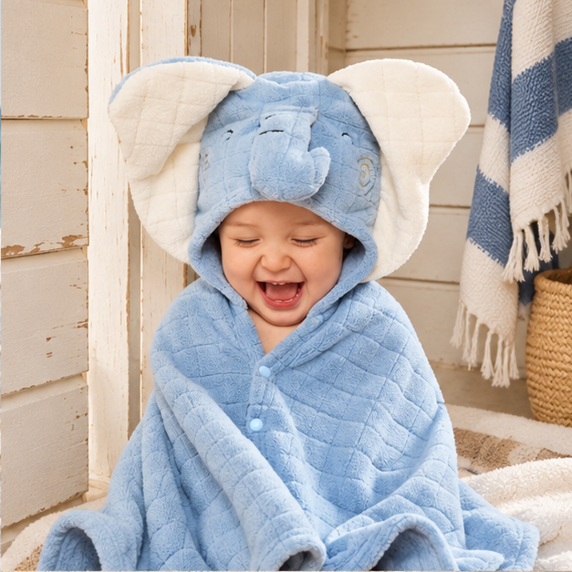 Poncho De Bain Éléphant Bébé – Bleu / Enfant, dans un intérieur côtier lumineux