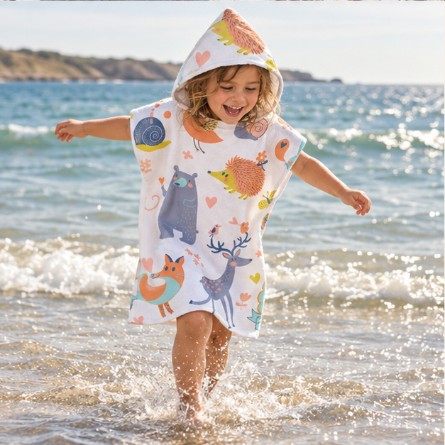 Poncho De Bain Enfant Animaux de La Forêt – Blanc / Enfant, porté en mouvement au bord de l’océan