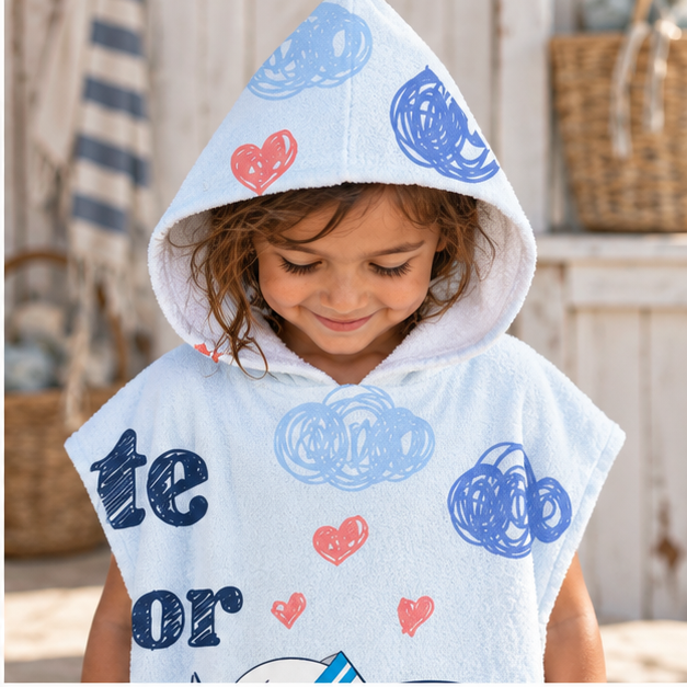 Poncho De Bain Enfant Baleine Marine – Bleu Clair / Enfant, dans un intérieur côtier lumineux