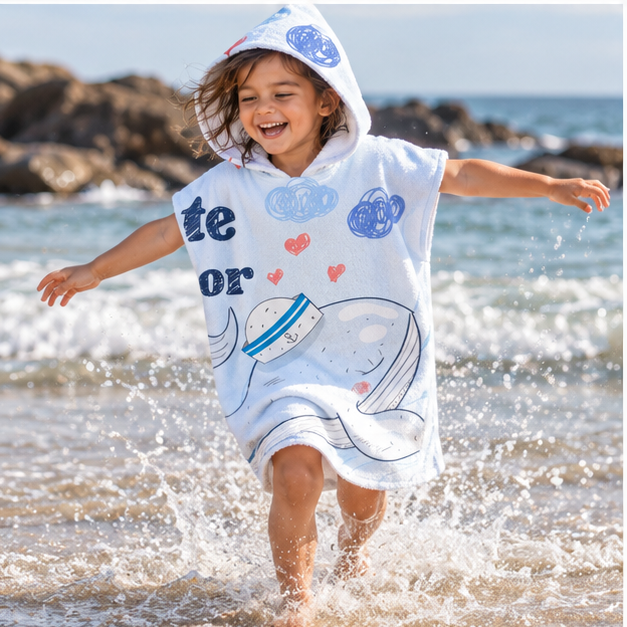 Poncho De Bain Enfant Baleine Marine – Bleu Clair / Enfant, porté en mouvement au bord de l’océan