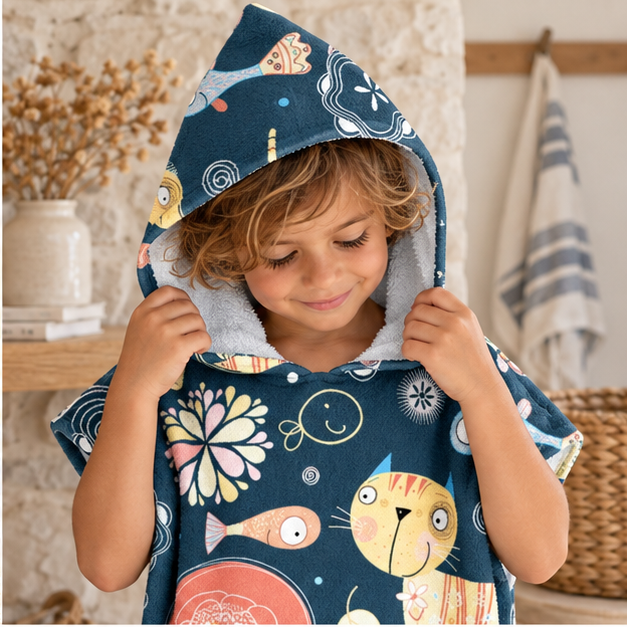 Poncho De Bain Enfant Chat Et Poisson – Bleu Foncé / Enfant, dans un intérieur côtier lumineux
