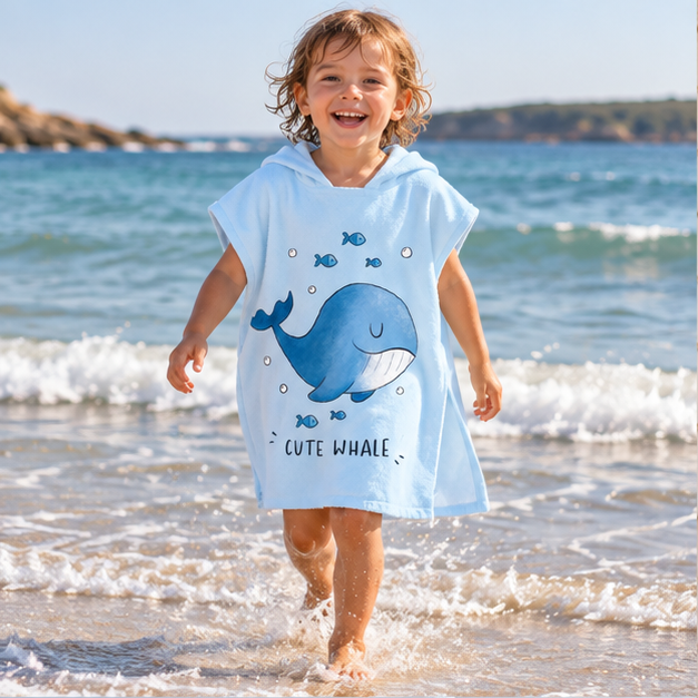 Poncho De Bain Enfant Cute Whale – Bleu / Enfant, en situation sur la côte Atlantique