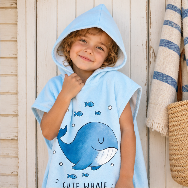 Poncho De Bain Enfant Cute Whale – Bleu / Enfant, dans un intérieur côtier lumineux