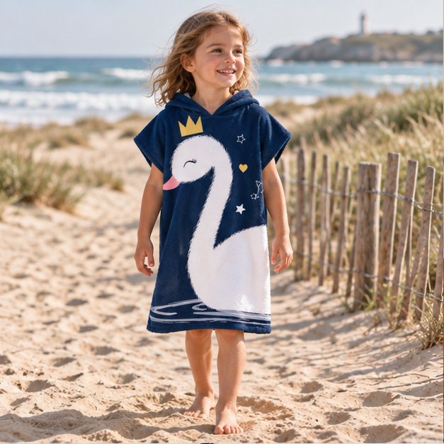 Poncho De Bain Enfant Cygne – Bleu Foncé / Enfant, en situation sur la côte Atlantique