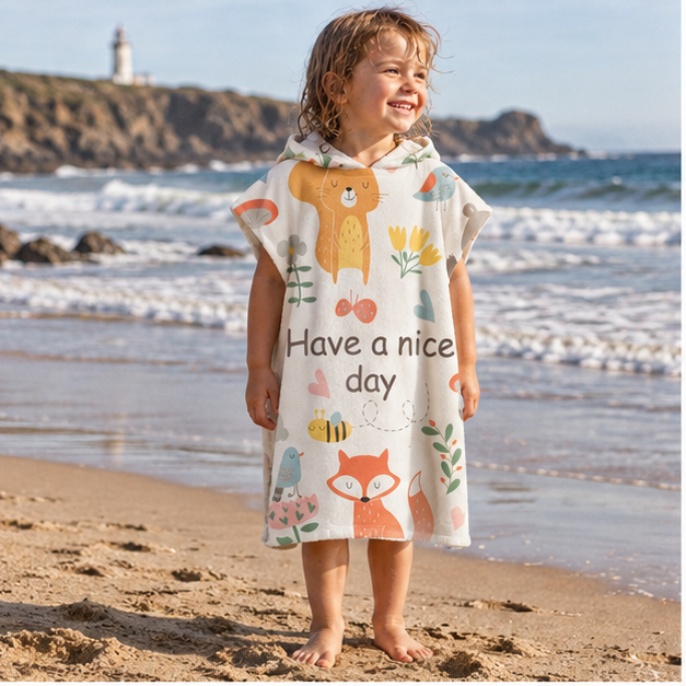 Poncho De Bain Enfant Have A Nice Day – Blanc / Enfant, en situation sur la côte Atlantique