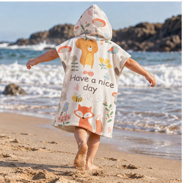 Poncho De Bain Enfant Have A Nice Day – Blanc / Enfant, porté en mouvement au bord de l’océan