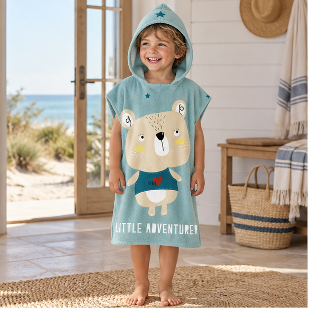 Poncho De Bain Enfant Little Adventurer – Turquoise / Enfant, en situation sur la côte Atlantique