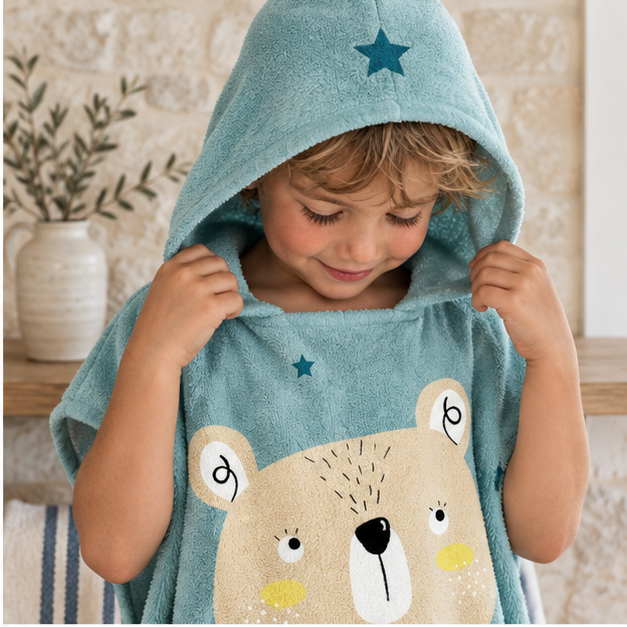 Poncho De Bain Enfant Little Adventurer – Turquoise / Enfant, dans un intérieur côtier lumineux