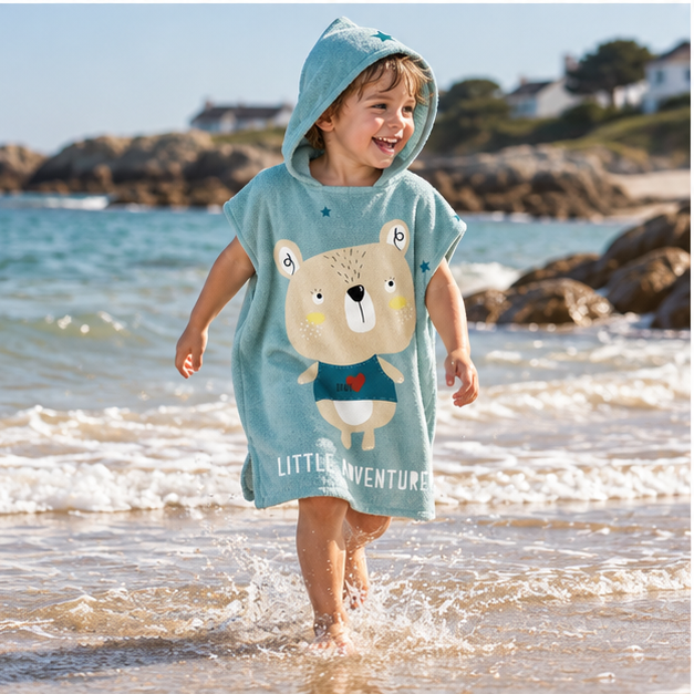 Poncho De Bain Enfant Little Adventurer – Turquoise / Enfant, porté en mouvement au bord de l’océan