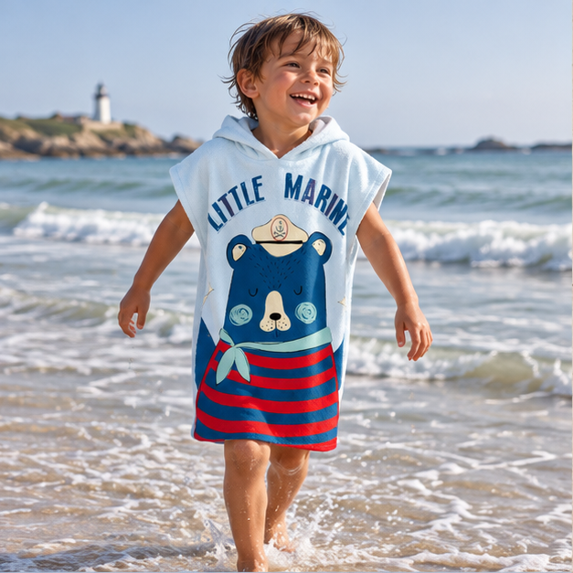 Poncho De Bain Enfant Little Marine – Bleu Clair / Enfant, en situation sur la côte Atlantique