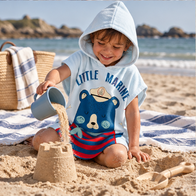 Poncho De Bain Enfant Little Marine – Bleu Clair / Enfant, porté en mouvement au bord de l’océan